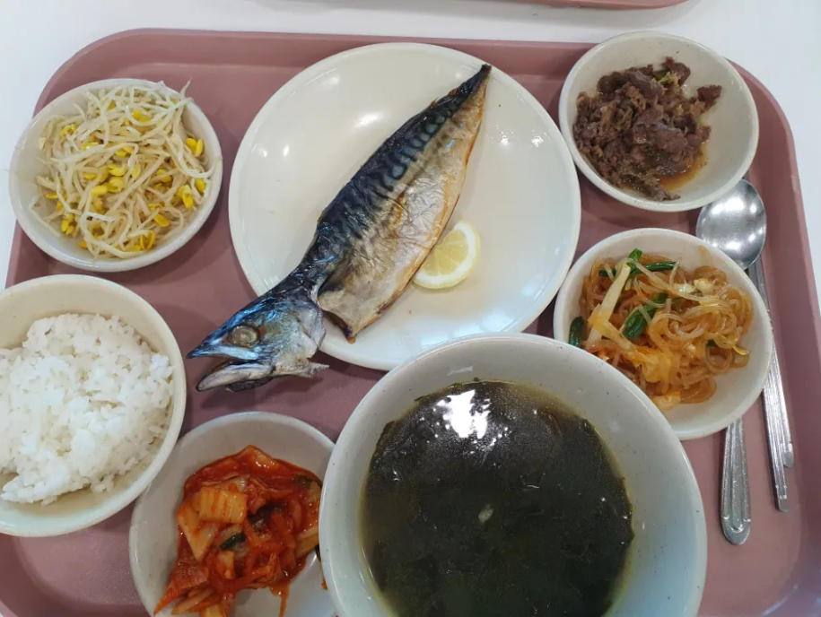 部分韩国大学食堂饭菜对比，快来看看吧！(图2)